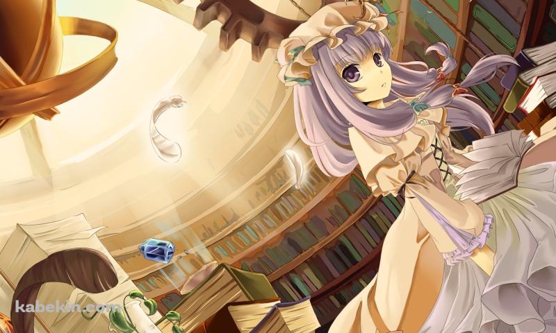 本を読みながらこちらを見つめるパチュリー・ノーレッジ / 紅魔館 / 図書館 / 東方の壁紙(800px x 480px) 高画質 PC・デスクトップ用