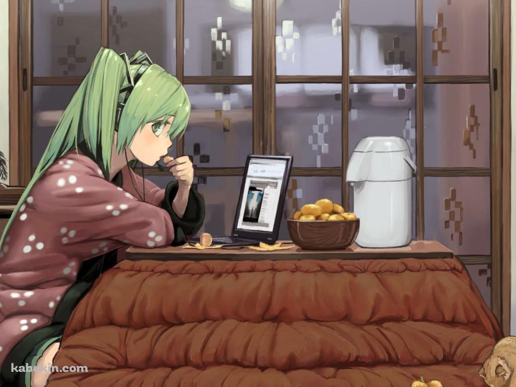 コタツに入ってミカンを食べる初音ミク / ボーカロイドの壁紙(1024px x 768px) 高画質 PC・デスクトップ用