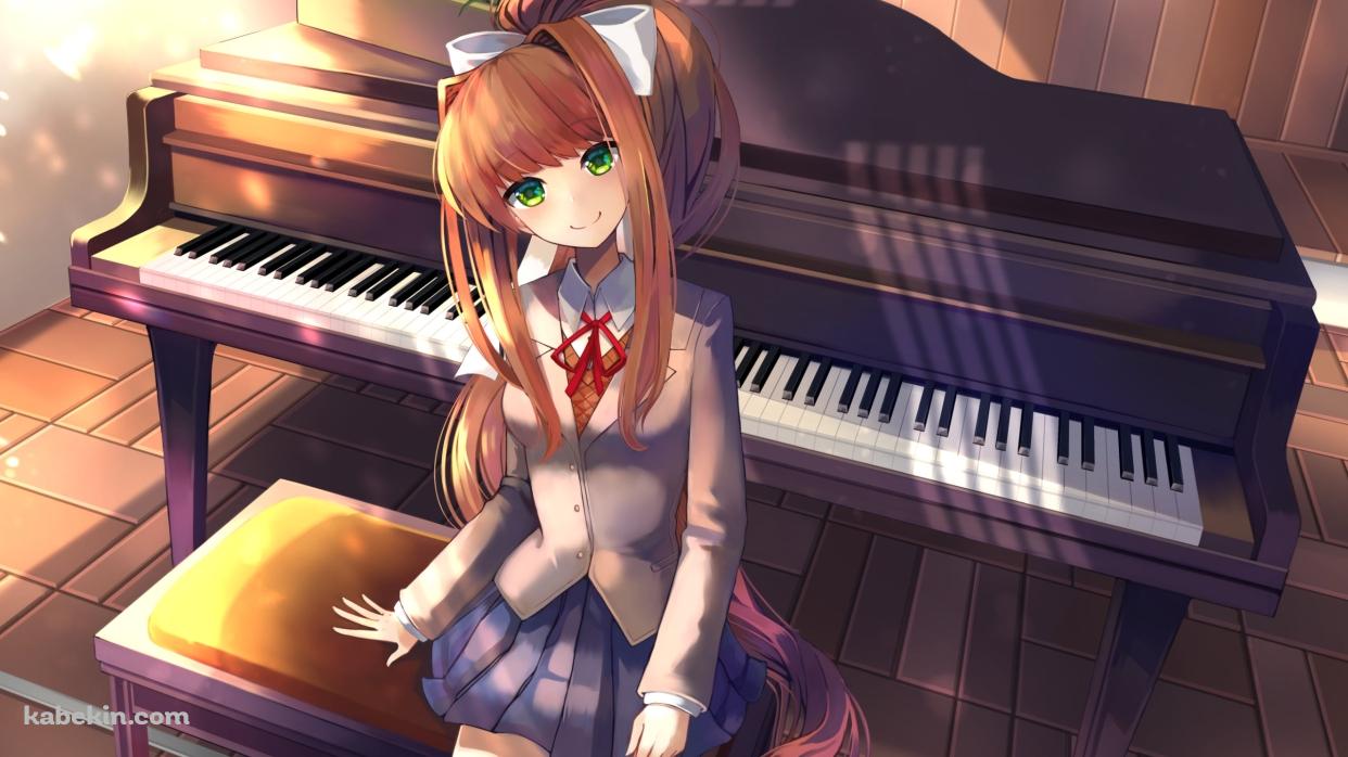 ピアノの椅子に座り微笑むモニカ / ドキドキ文芸部!の壁紙(1242px x 698px) 高画質 PC・デスクトップ用