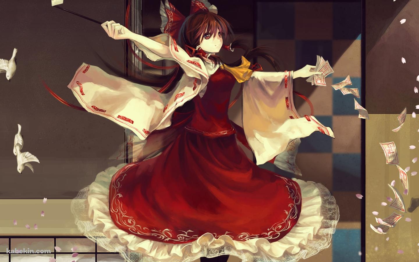 水際でお札を撒き散らして舞う博麗霊夢 / 綺麗 / 東方の壁紙(1440px x 900px) 高画質 PC・デスクトップ用