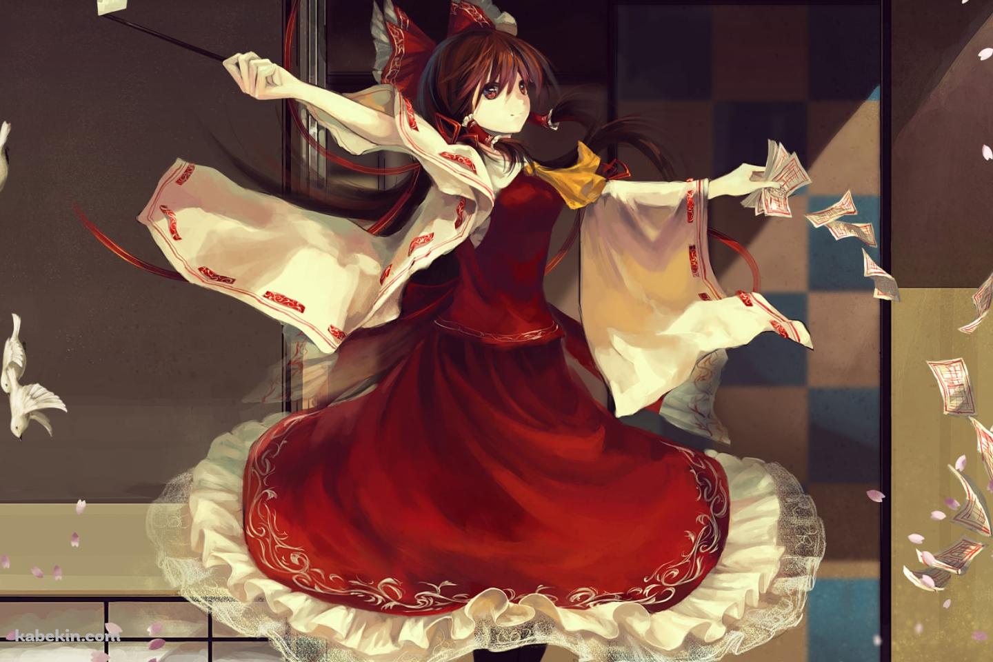 水際でお札を撒き散らして舞う博麗霊夢 / 綺麗 / 東方の壁紙(1440px x 960px) 高画質 PC・デスクトップ用