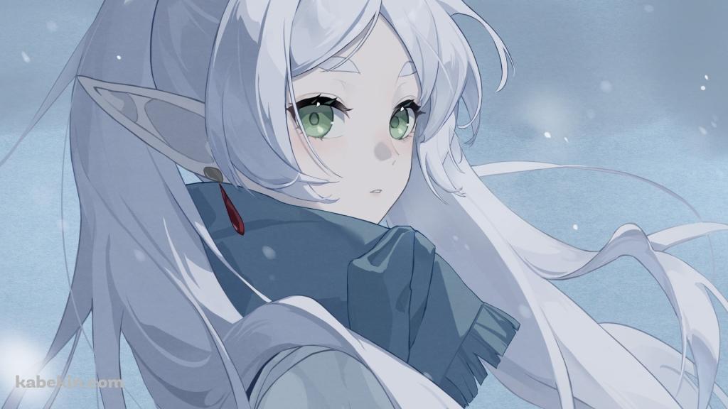 雪が降る中、こちらを見つめるフリーレン / 緑の瞳 / 葬送のフリーレンの壁紙(1024px x 576px) 高画質 PC・デスクトップ用