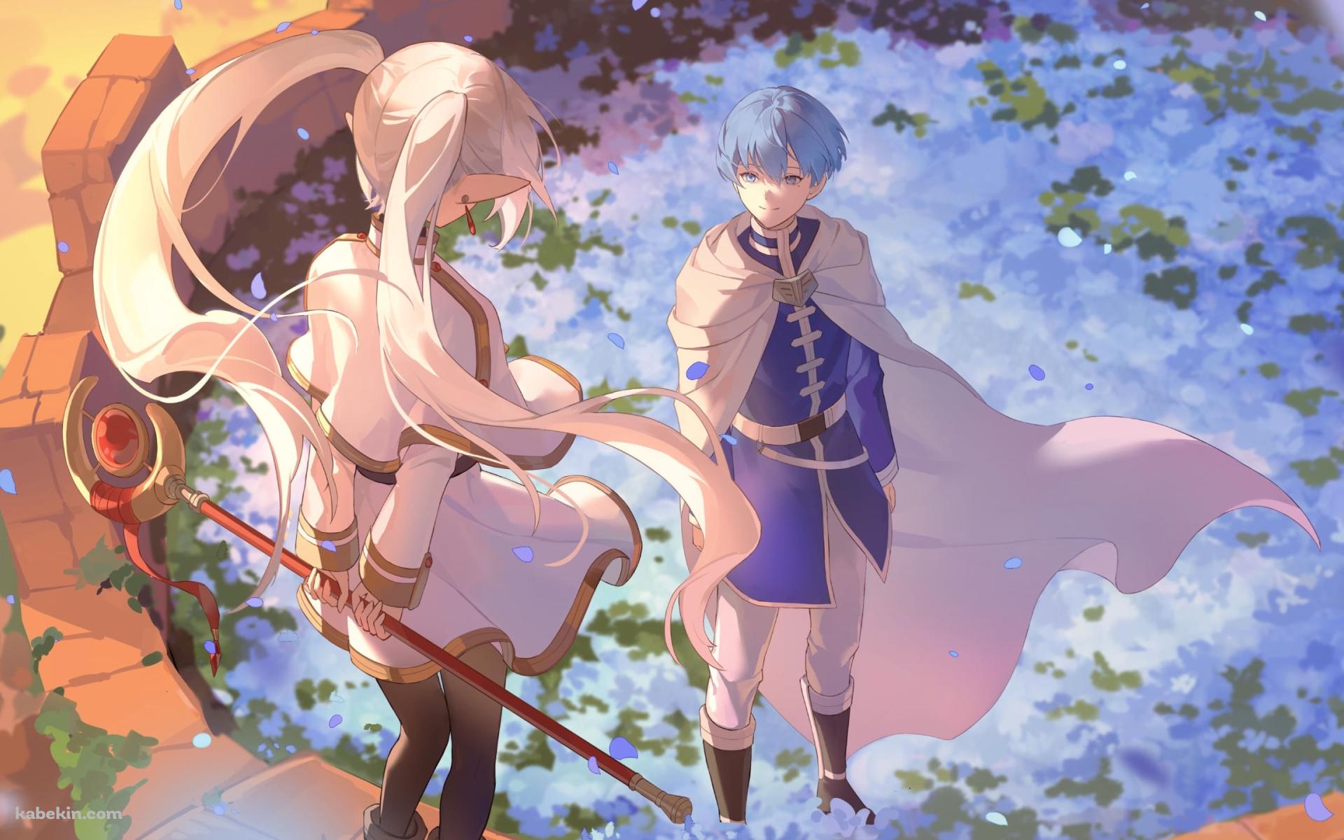 後ろ手に杖を持つフリーレンと蒼月草の花の上に立つヒンメル / 葬送の