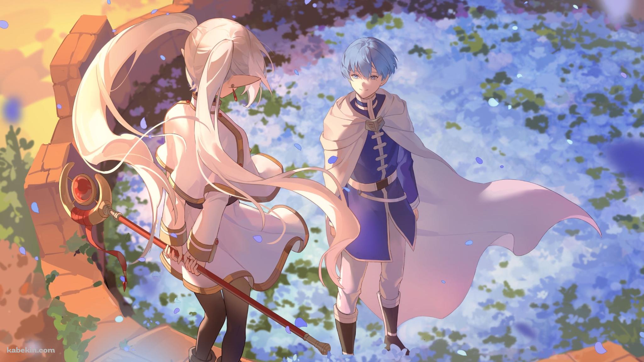 後ろ手に杖を持つフリーレンと蒼月草の花の上に立つヒンメル / 葬送のフリーレンの壁紙(2048px x 1152px) 高画質 PC・デスクトップ用
