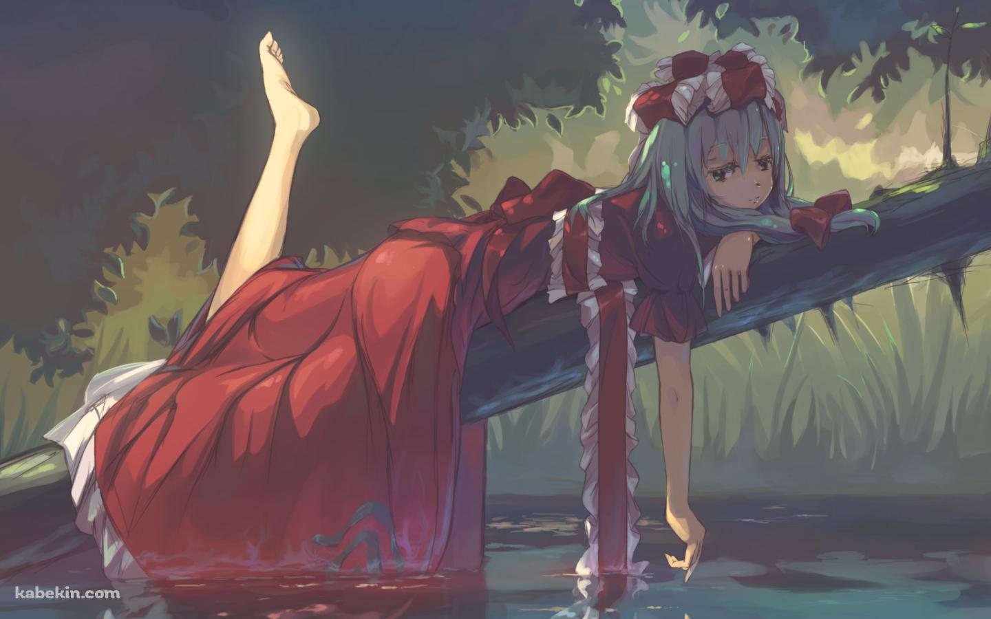 倒れた木に寝そべる鍵山雛 / 東方の壁紙(1440px x 900px) 高画質 PC・デスクトップ用