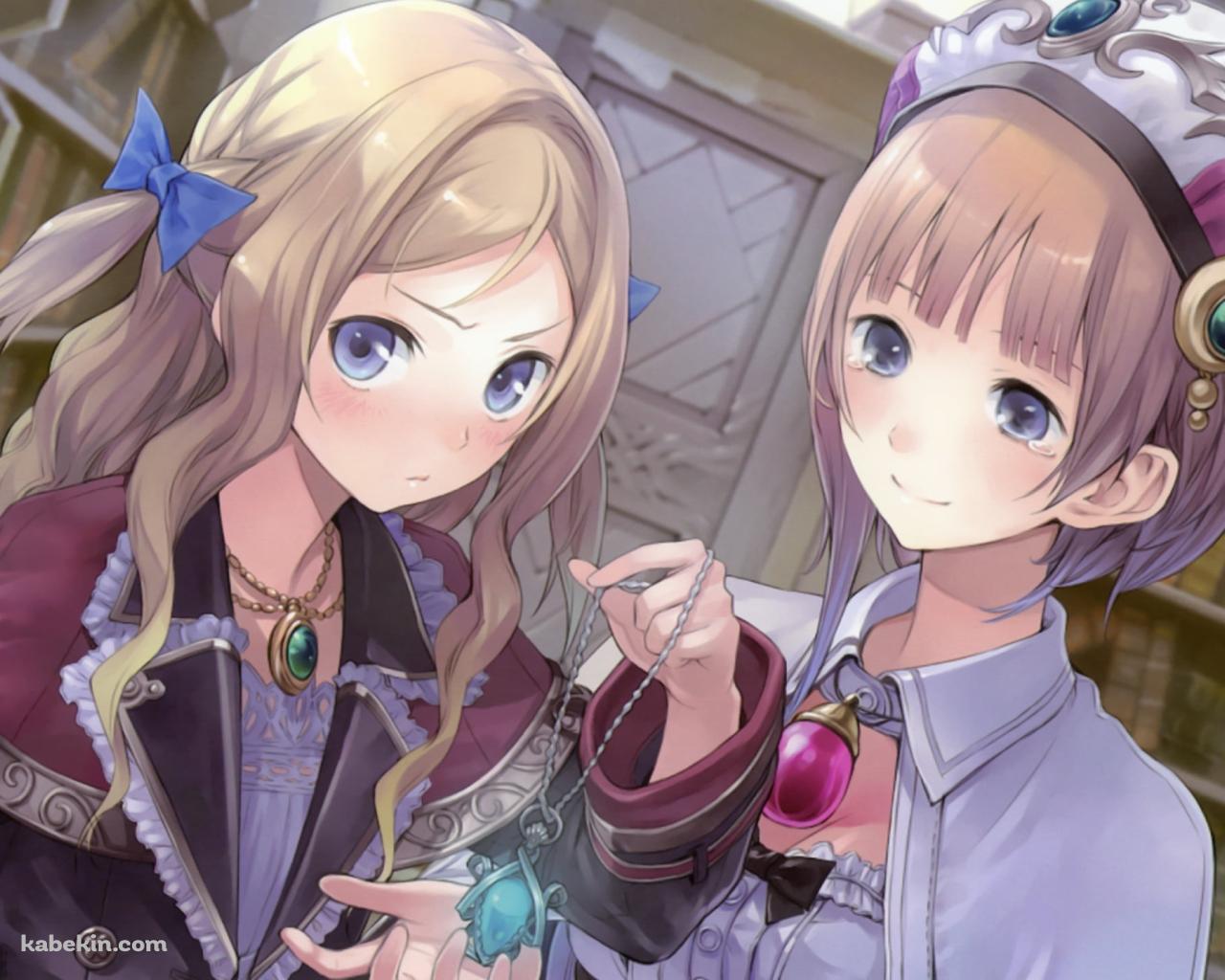 青い宝石がついたネックレスを見つめるロロライナ・フリクセル / クーデリア・フォン・フォイエルバッハ / アトリエシリーズの壁紙(1280px x 1024px) 高画質 PC・デスクトップ用