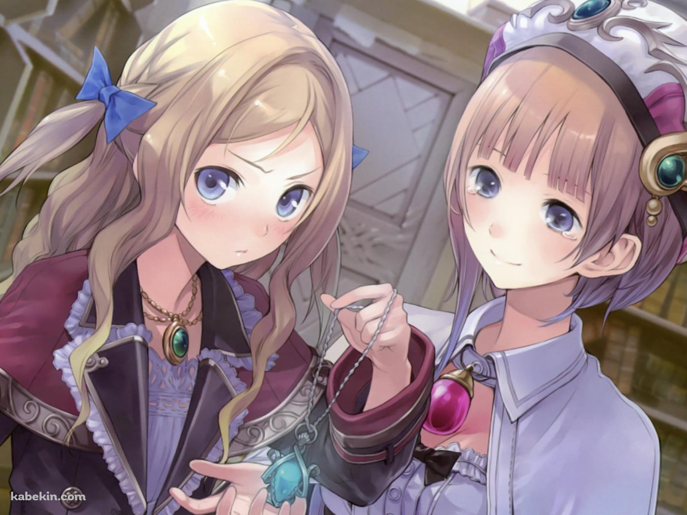 青い宝石がついたネックレスを見つめるロロライナ・フリクセル / クーデリア・フォン・フォイエルバッハ / アトリエシリーズの壁紙(1400px x 1050px) 高画質 PC・デスクトップ用