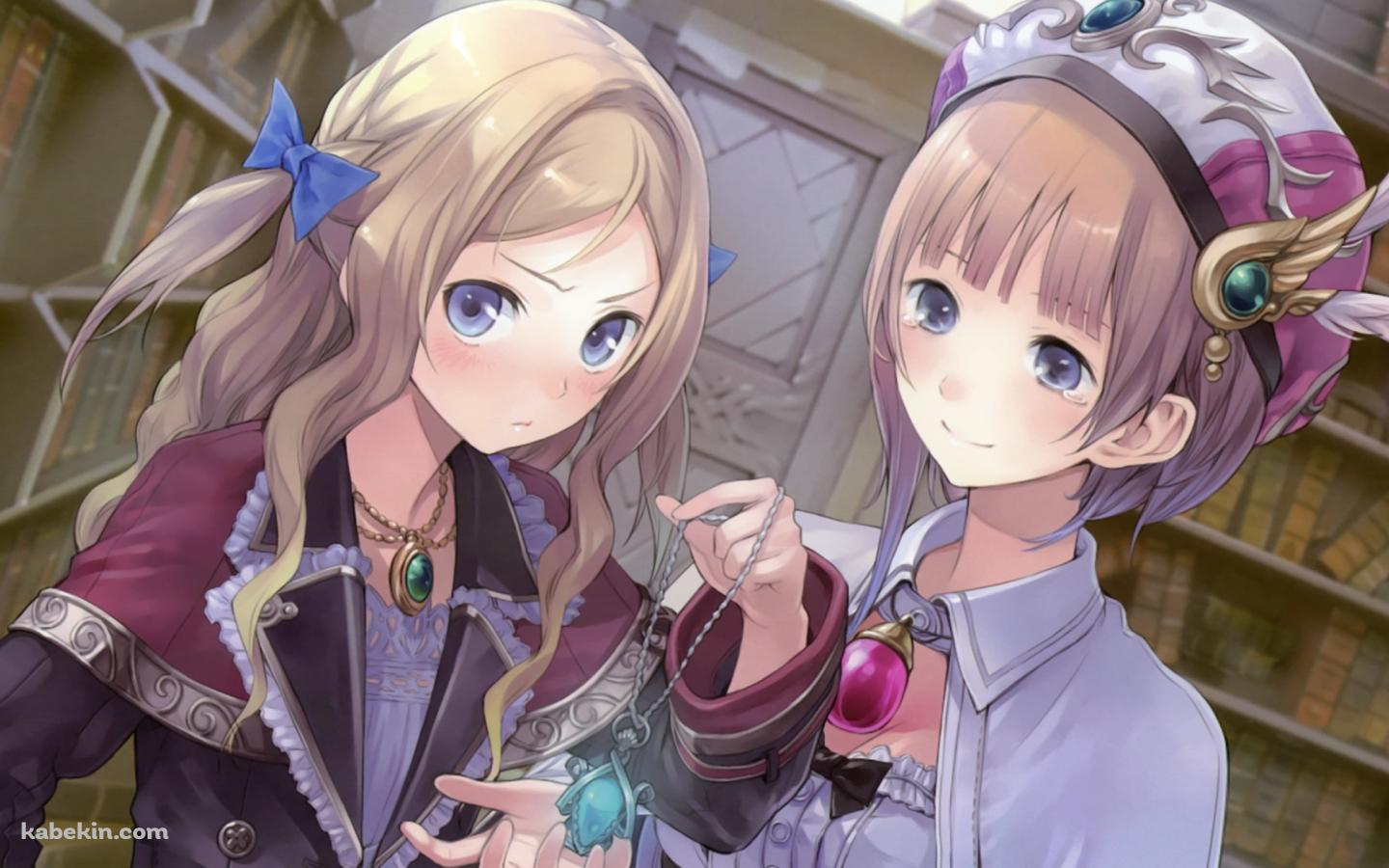 青い宝石がついたネックレスを見つめるロロライナ・フリクセル / クーデリア・フォン・フォイエルバッハ / アトリエシリーズの壁紙(1440px x 900px) 高画質 PC・デスクトップ用