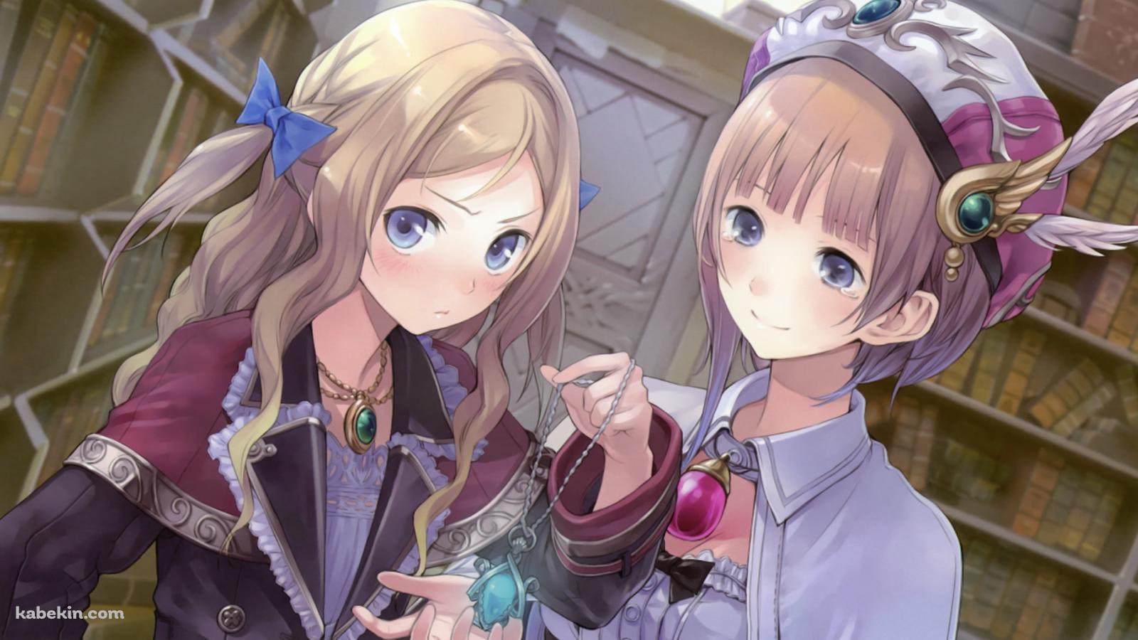 青い宝石がついたネックレスを見つめるロロライナ・フリクセル / クーデリア・フォン・フォイエルバッハ / アトリエシリーズの壁紙(1600px x 900px) 高画質 PC・デスクトップ用