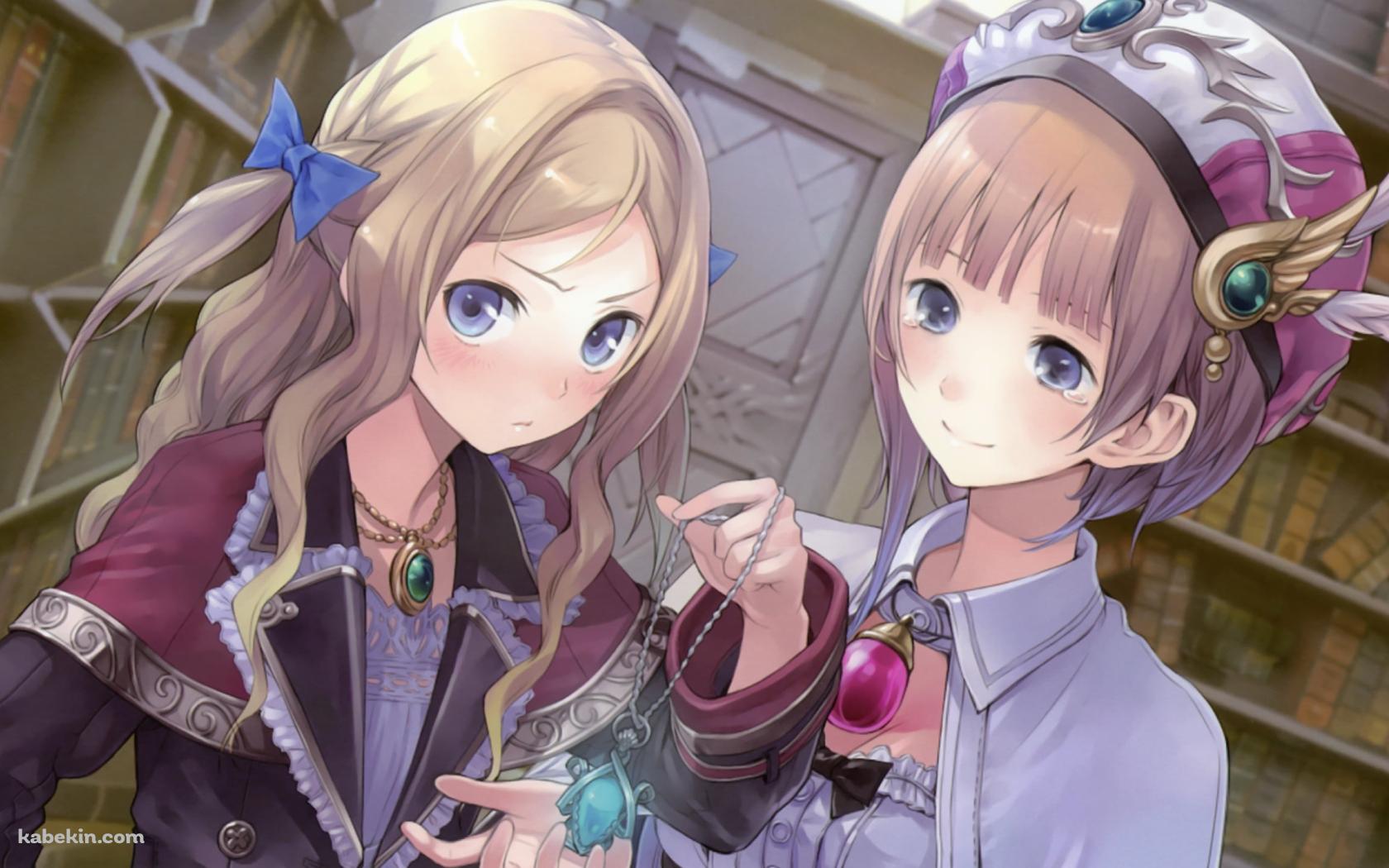 青い宝石がついたネックレスを見つめるロロライナ・フリクセル / クーデリア・フォン・フォイエルバッハ / アトリエシリーズの壁紙(1680px x 1050px) 高画質 PC・デスクトップ用