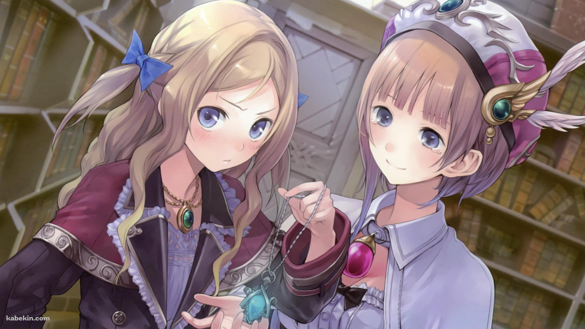 青い宝石がついたネックレスを見つめるロロライナ・フリクセル / クーデリア・フォン・フォイエルバッハ / アトリエシリーズの壁紙(2048px x 1152px) 高画質 PC・デスクトップ用