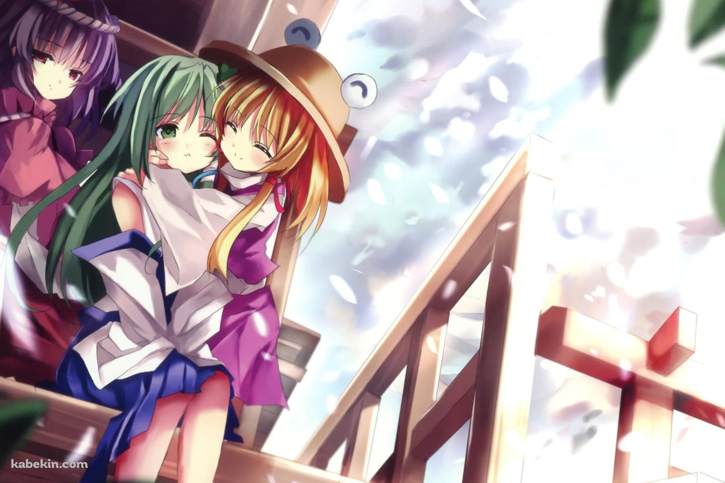 境内でじゃれあう東風谷早苗、洩矢諏訪子、八坂神奈子 / 東方の壁紙(1440px x 960px) 高画質 PC・デスクトップ用