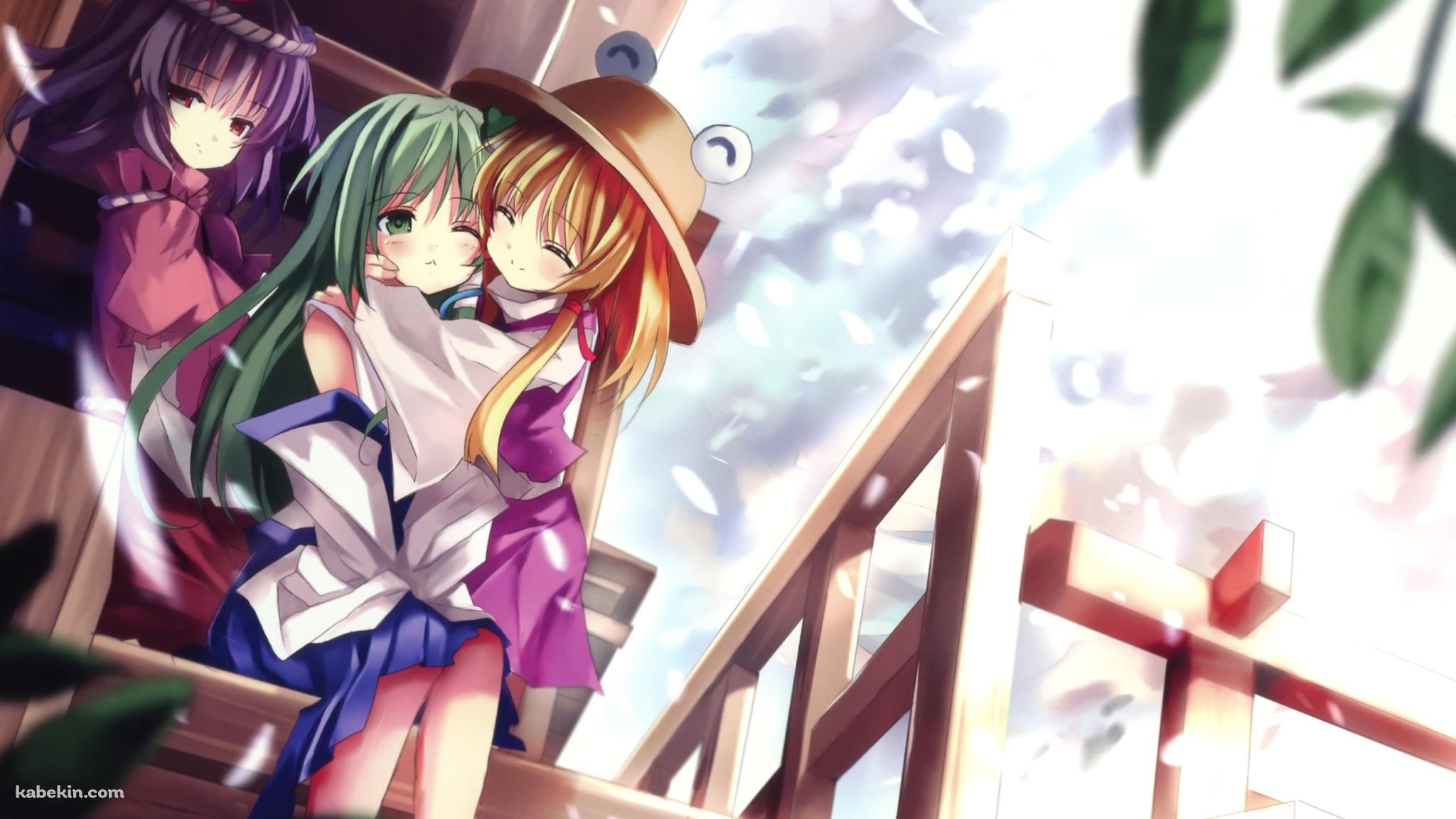 境内でじゃれあう東風谷早苗、洩矢諏訪子、八坂神奈子 / 東方の壁紙(2048px x 1152px) 高画質 PC・デスクトップ用