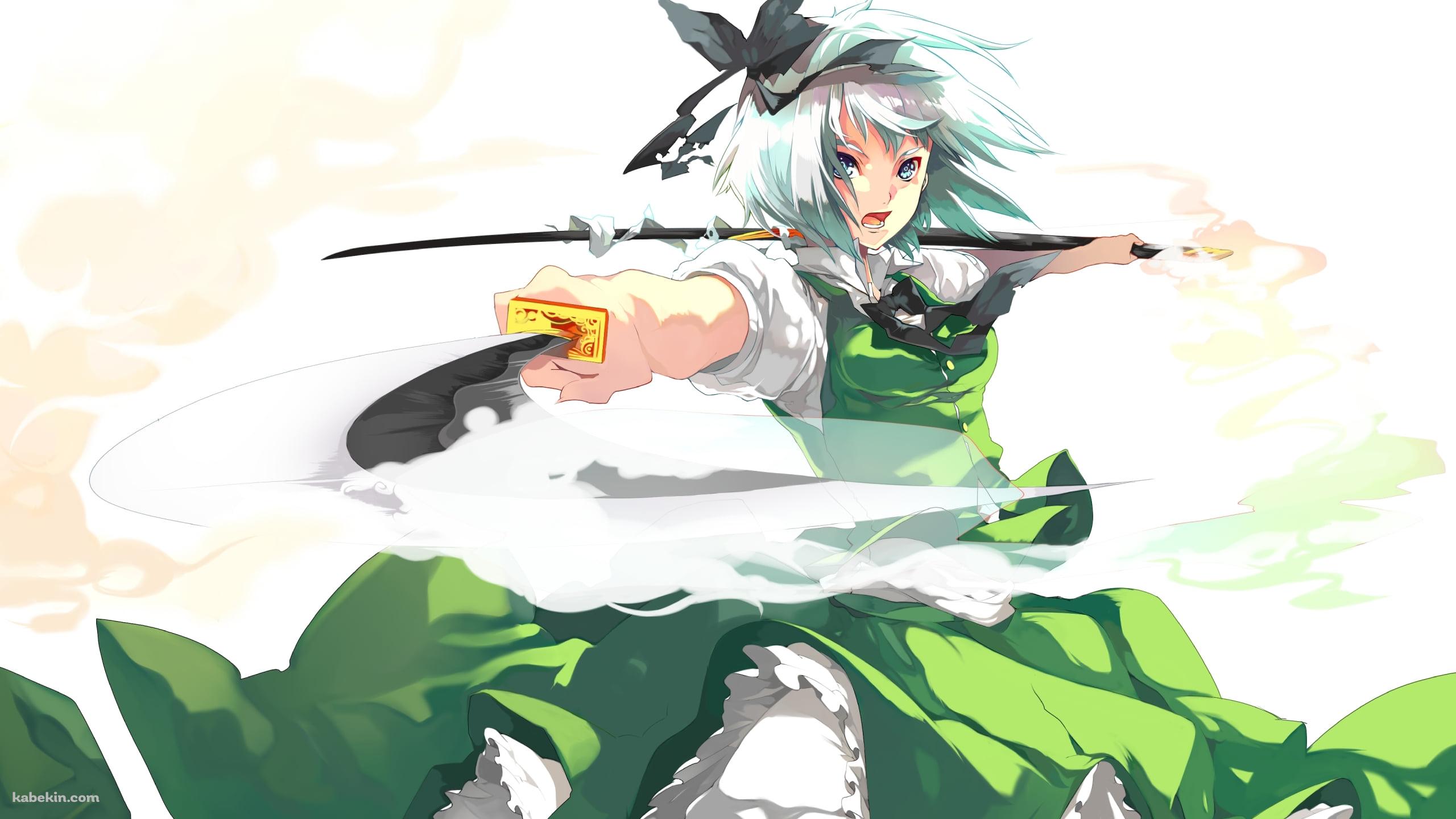 緑のドレスを着て剣を振るう魂魄妖夢 / 東方の壁紙(2560px x 1440px) 高画質 PC・デスクトップ用