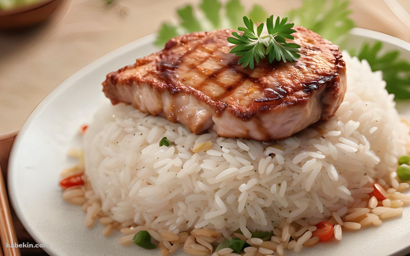 ライスの上にお肉が乗った美味しそうな料理の壁紙(1440px x 900px) 高画質 PC・デスクトップ用