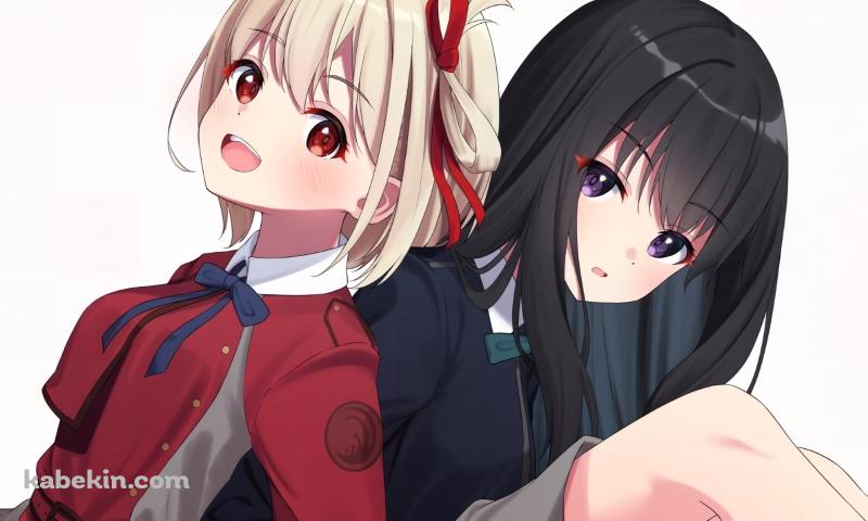 背中合わせに座る井ノ上たきなと錦木千束 / リコリス・リコイルの壁紙(800px x 480px) 高画質 PC・デスクトップ用