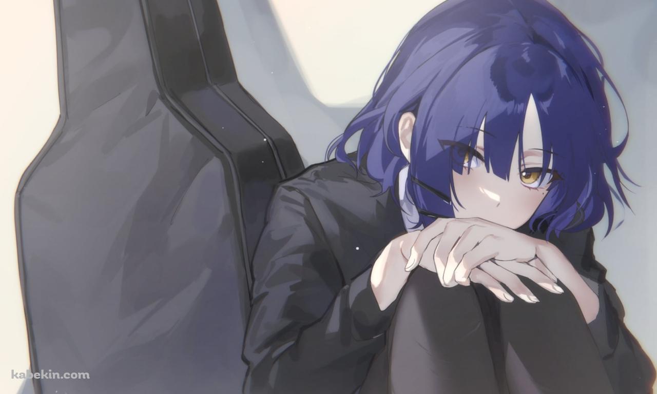 体育座りの山田リョウ / 黒いギターケース / ぼっち・ざ・ろっく!の壁紙(1280px x 768px) 高画質 PC・デスクトップ用