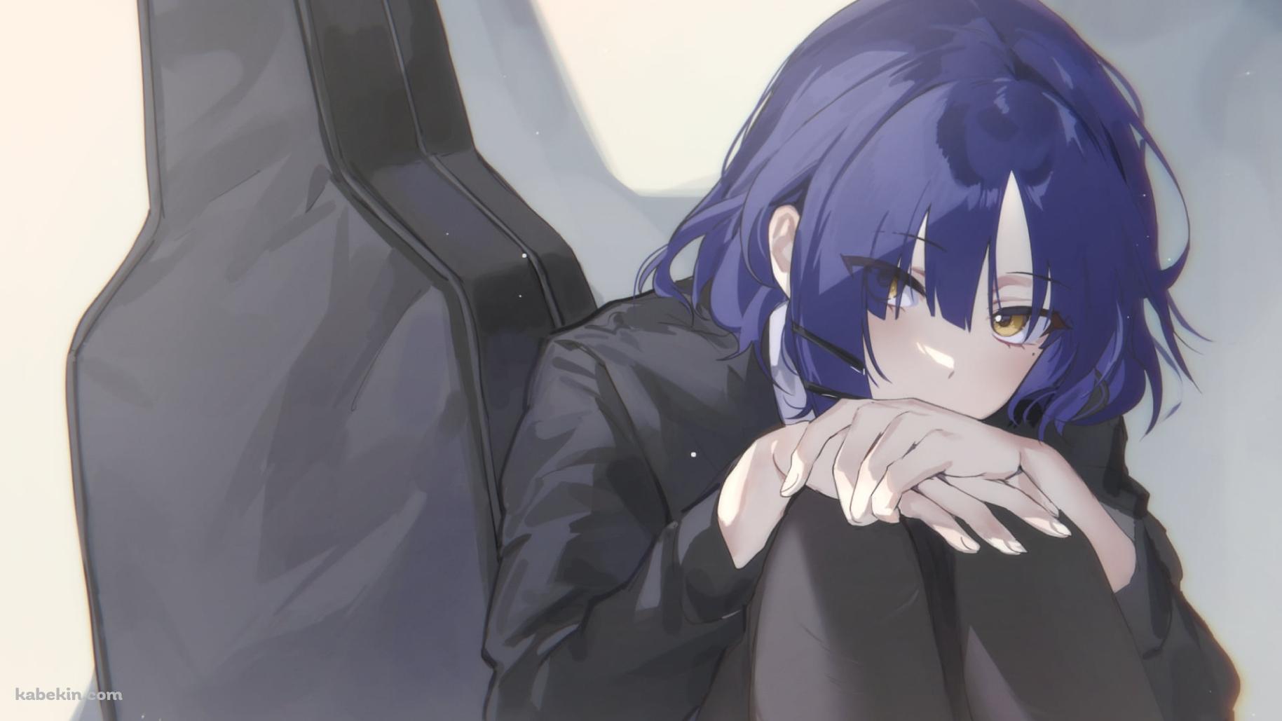 体育座りの山田リョウ / 黒いギターケース / ぼっち・ざ・ろっく!の壁紙(1829px x 1029px) 高画質 PC・デスクトップ用