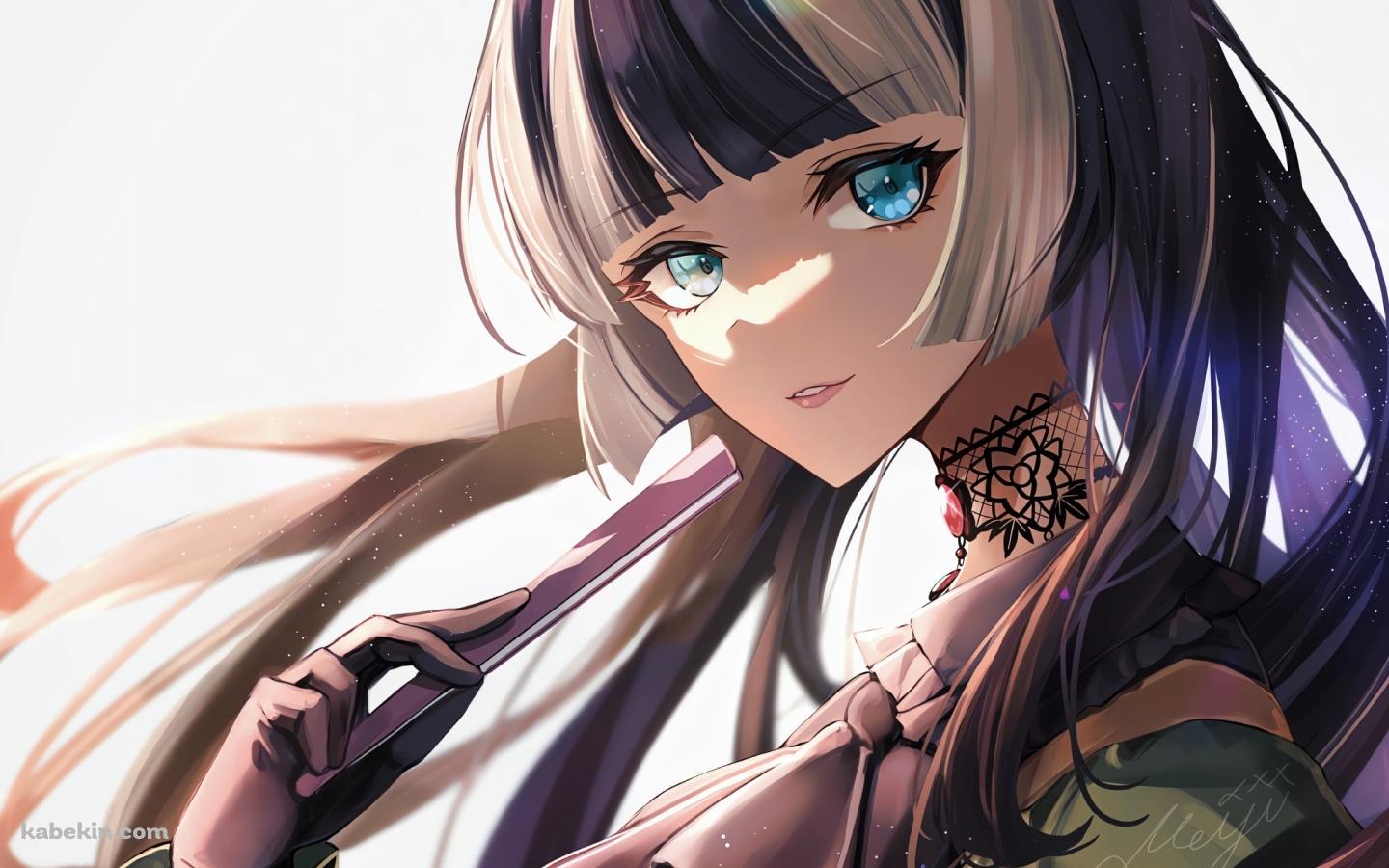 扇子を持ちこちらを見つめる儒烏風亭らでん / ホロライブ / バーチャルYouTuber / Vtuberの壁紙(1440px x 900px) 高画質 PC・デスクトップ用