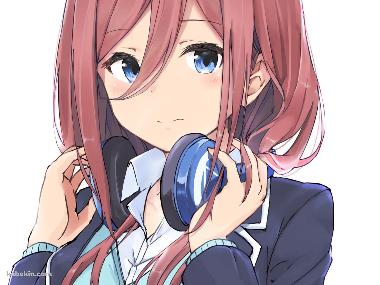 青いヘッドフォンに手をかける中野三玖 / 五等分の花嫁の壁紙(1280px x 960px) 高画質 PC・デスクトップ用