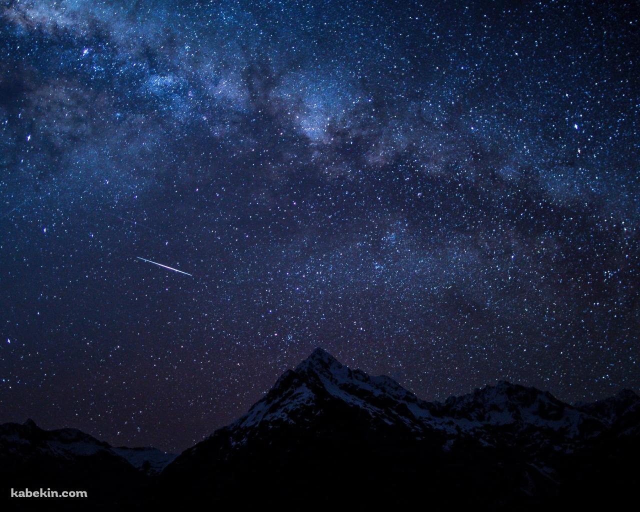 夜の山と流星と銀河の壁紙(1280px x 1024px) 高画質 PC・デスクトップ用
