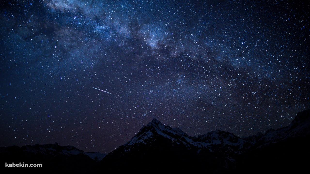 夜の山と流星と銀河の壁紙(1280px x 720px) 高画質 PC・デスクトップ用