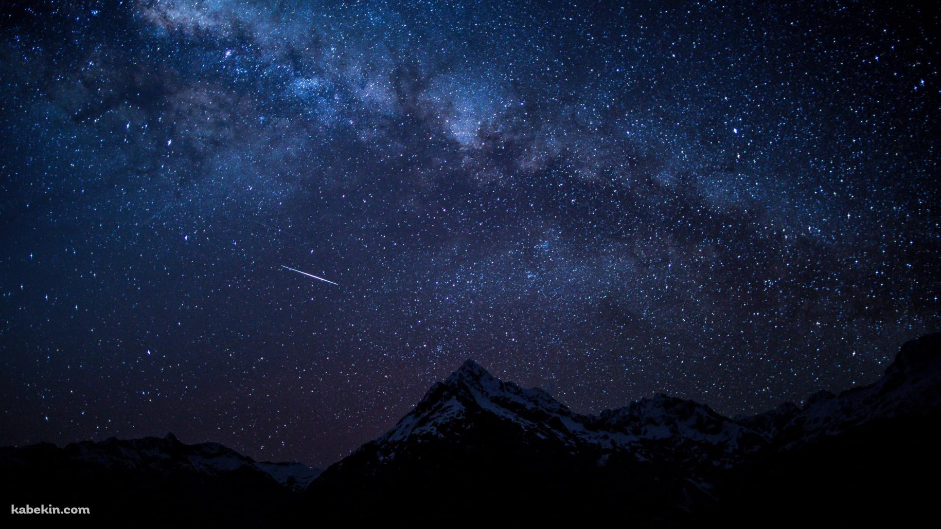 夜の山と流星と銀河の壁紙(1829px x 1029px) 高画質 PC・デスクトップ用