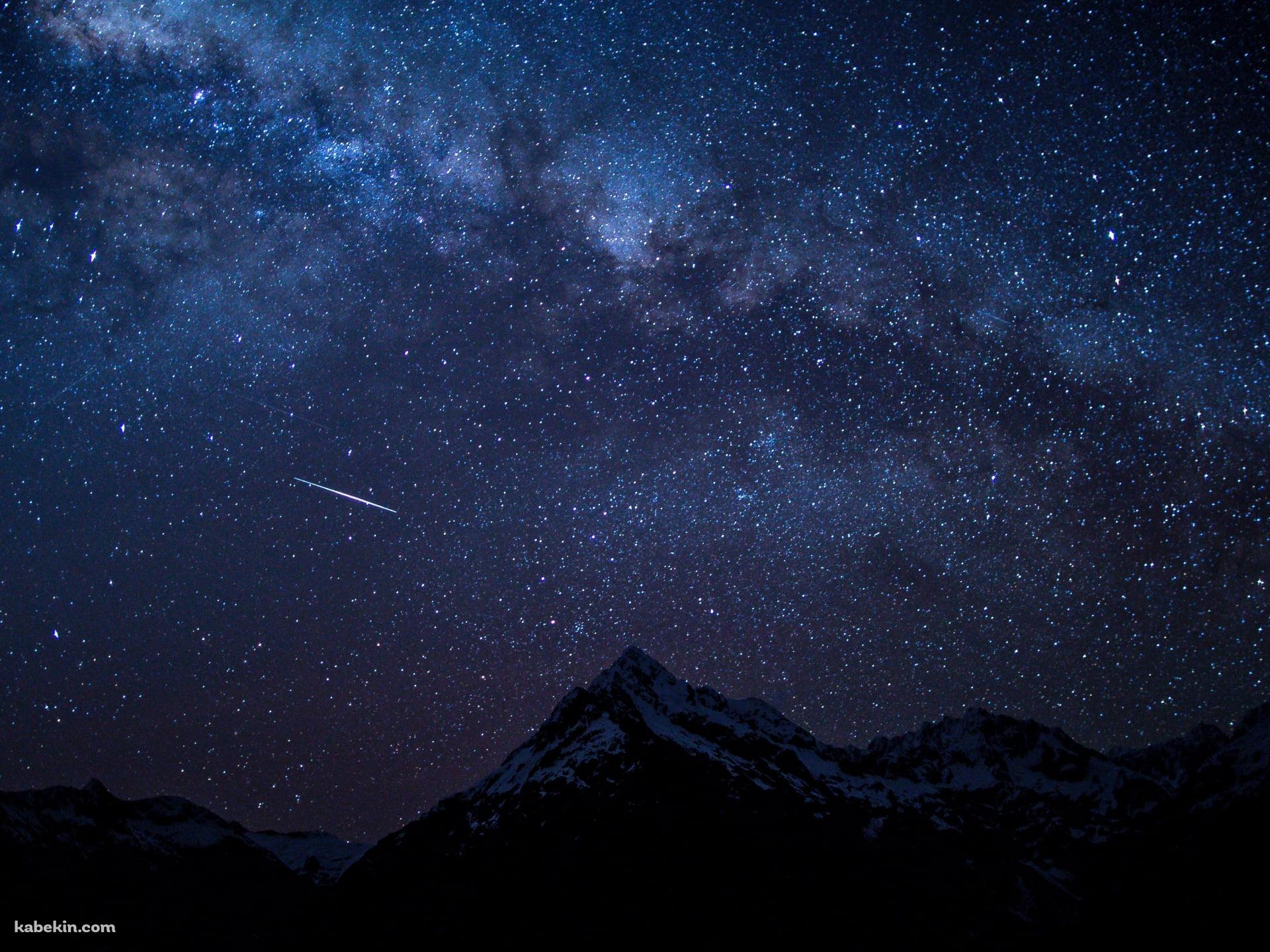 夜の山と流星と銀河の壁紙(1920px x 1440px) 高画質 PC・デスクトップ用