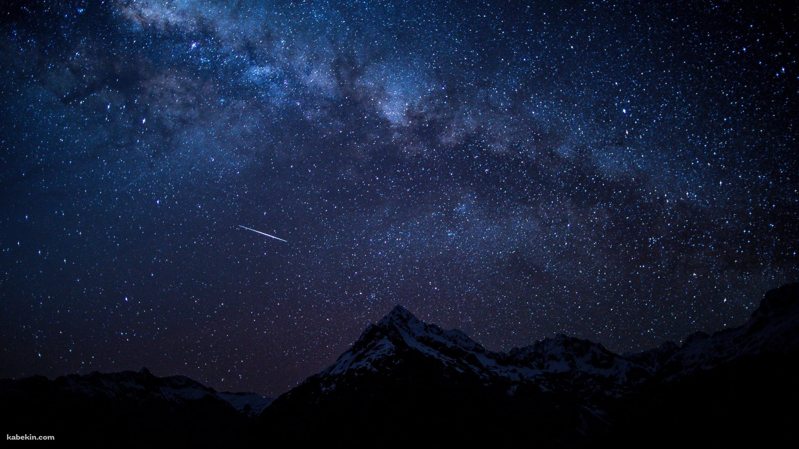夜の山と流星と銀河の壁紙(2560px x 1440px) 高画質 PC・デスクトップ用