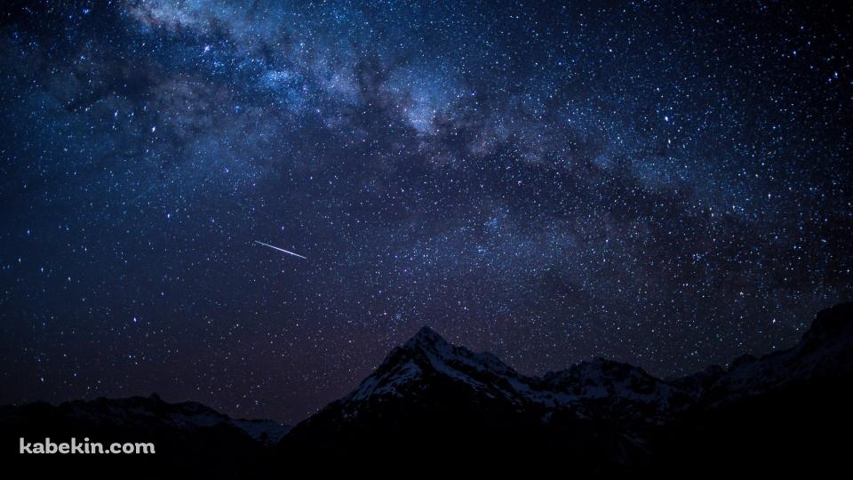 夜の山と流星と銀河の壁紙(960px x 540px) 高画質 PC・デスクトップ用