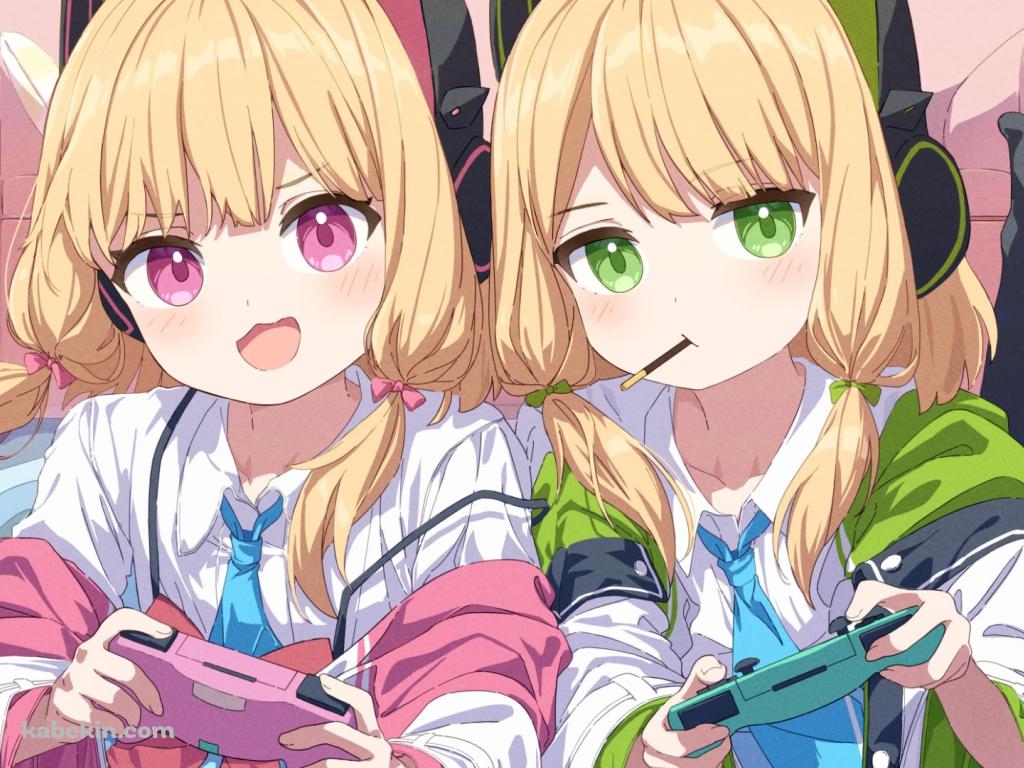 一緒にゲームをする才羽モモイと才羽ミドリ / ブルーアーカイブの壁紙(1024px x 768px) 高画質 PC・デスクトップ用