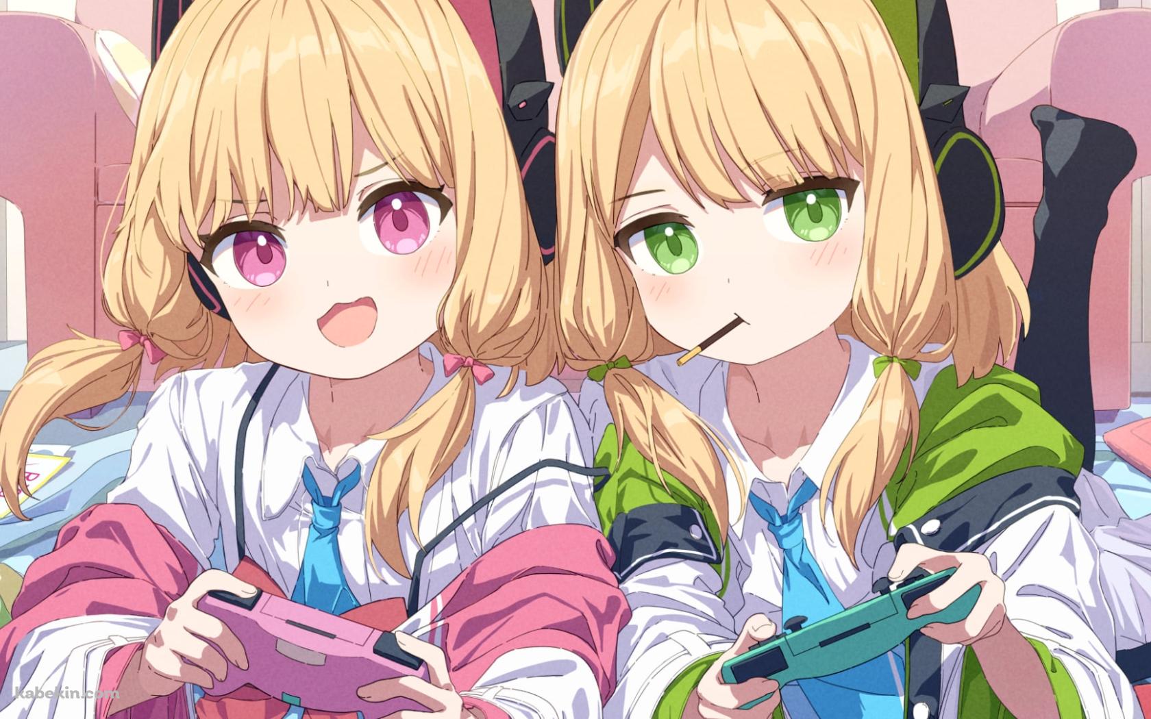 一緒にゲームをする才羽モモイと才羽ミドリ / ブルーアーカイブの壁紙(1680px x 1050px) 高画質 PC・デスクトップ用