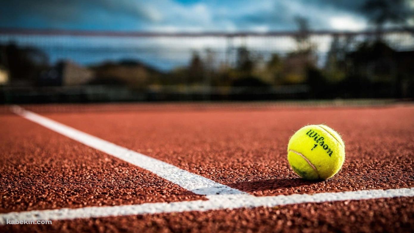 クレーコートとWilsonの黄色いテニスボールの壁紙(1391px x 783px) 高画質 PC・デスクトップ用