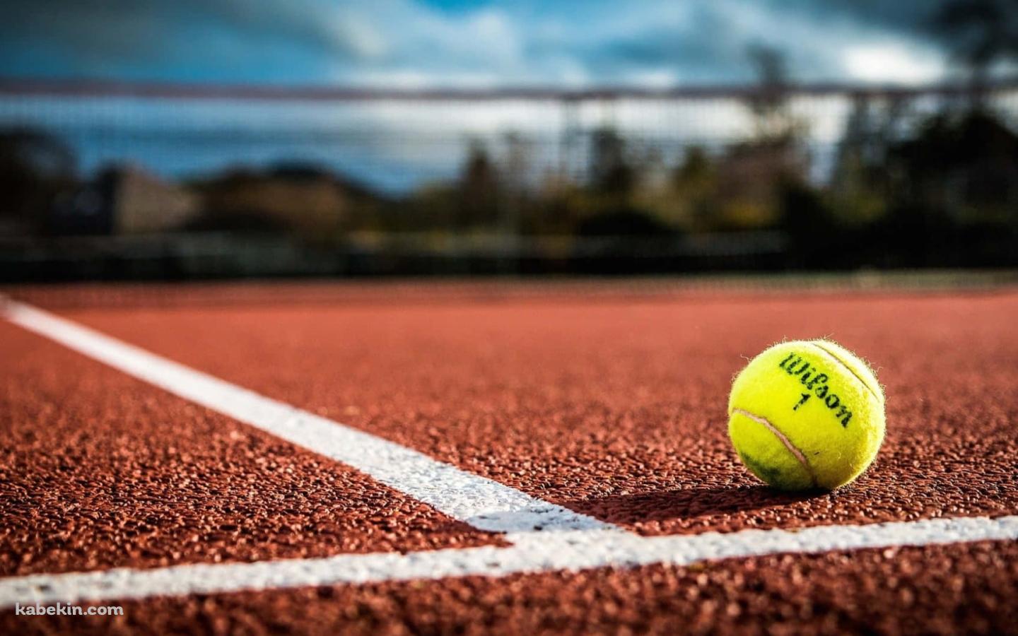 クレーコートとWilsonの黄色いテニスボールの壁紙(1440px x 900px) 高画質 PC・デスクトップ用