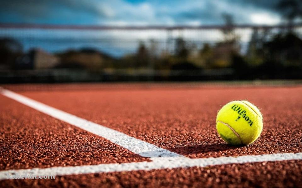 クレーコートとWilsonの黄色いテニスボールの壁紙(960px x 600px) 高画質 PC・デスクトップ用
