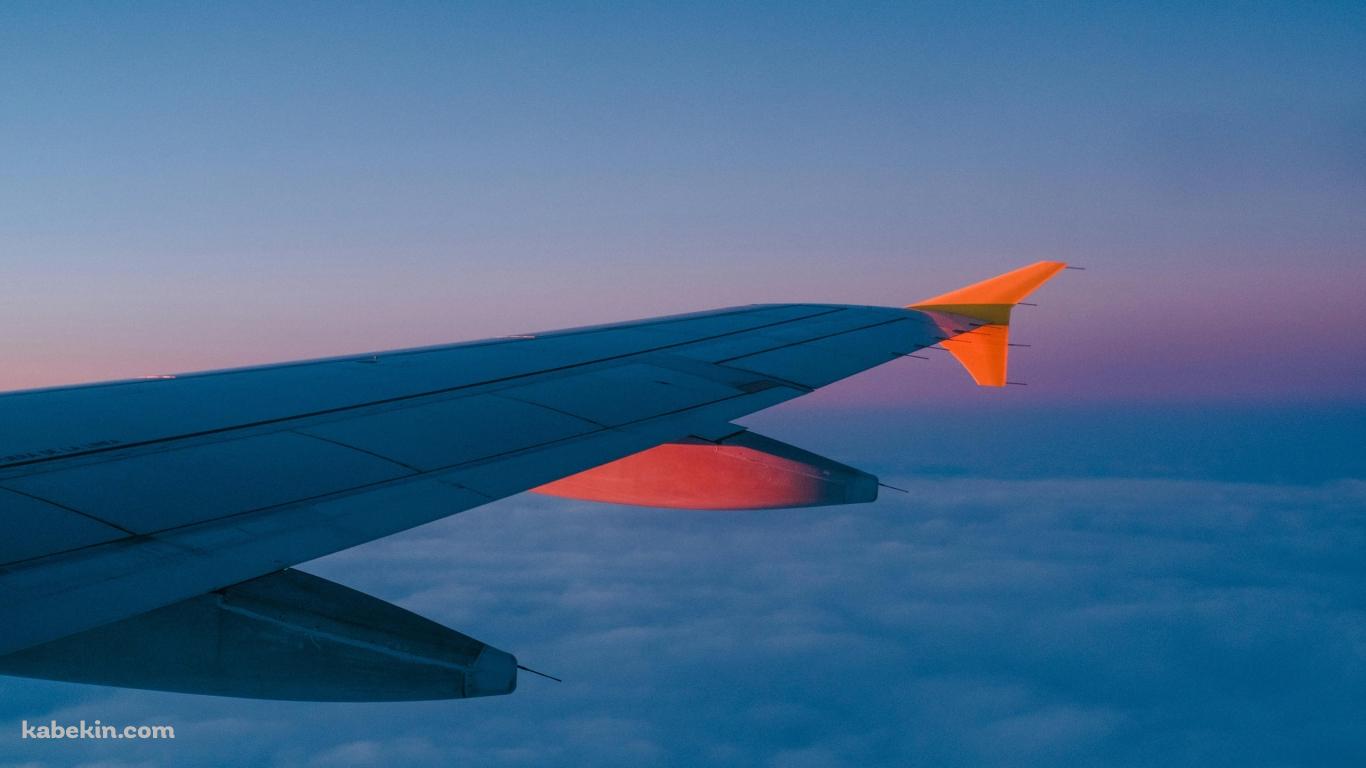 朝日に染まる飛行機の翼の壁紙(1366px x 768px) 高画質 PC・デスクトップ用