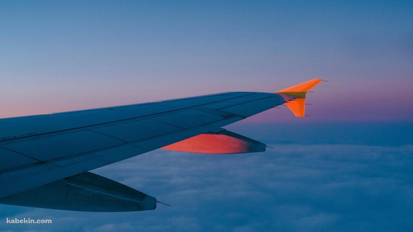 朝日に染まる飛行機の翼の壁紙(1391px x 783px) 高画質 PC・デスクトップ用