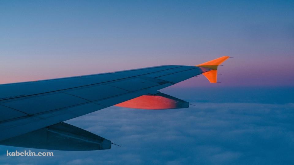 朝日に染まる飛行機の翼の壁紙(960px x 540px) 高画質 PC・デスクトップ用