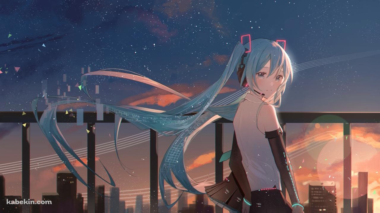 夜の街のビルと振り返る初音ミク / ボカロ(1280x720px)のデスクトップ