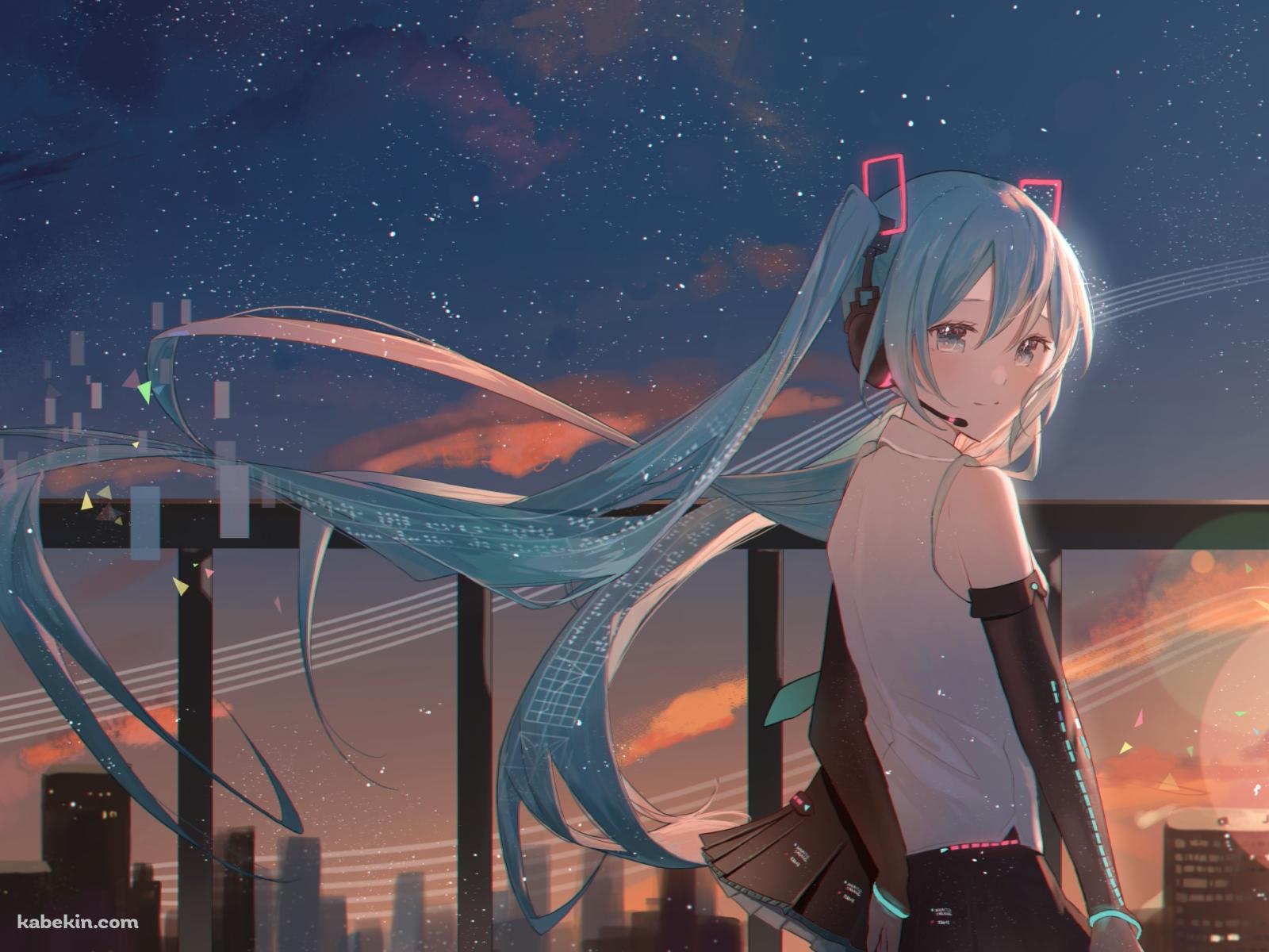 夜の街のビルと振り返る初音ミク / ボカロの壁紙(1600px x 1200px) 高画質 PC・デスクトップ用