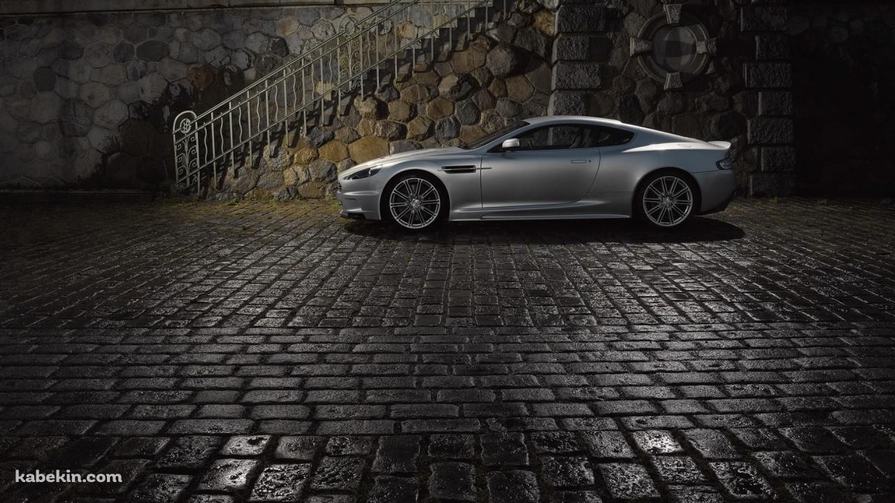 濡れた石畳の道路と停車中のシルバーのアストンマーチンの壁紙(1280px x 720px) 高画質 PC・デスクトップ用