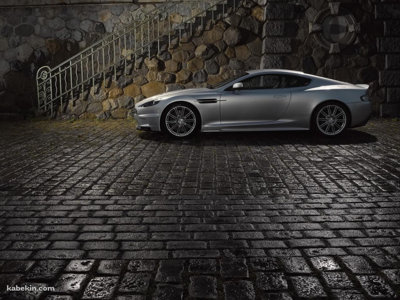 濡れた石畳の道路と停車中のシルバーのアストンマーチンの壁紙(1280px x 960px) 高画質 PC・デスクトップ用