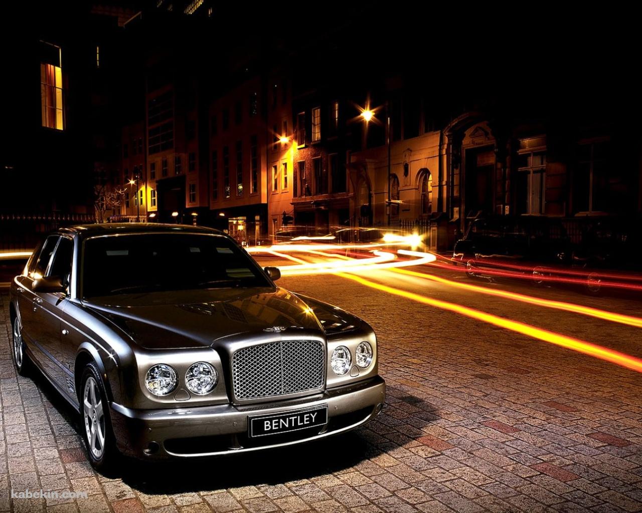 夜の街中で停車する黒のベントレー・アルナージ / Bentley Arnageの壁紙(1280px x 1024px) 高画質 PC・デスクトップ用