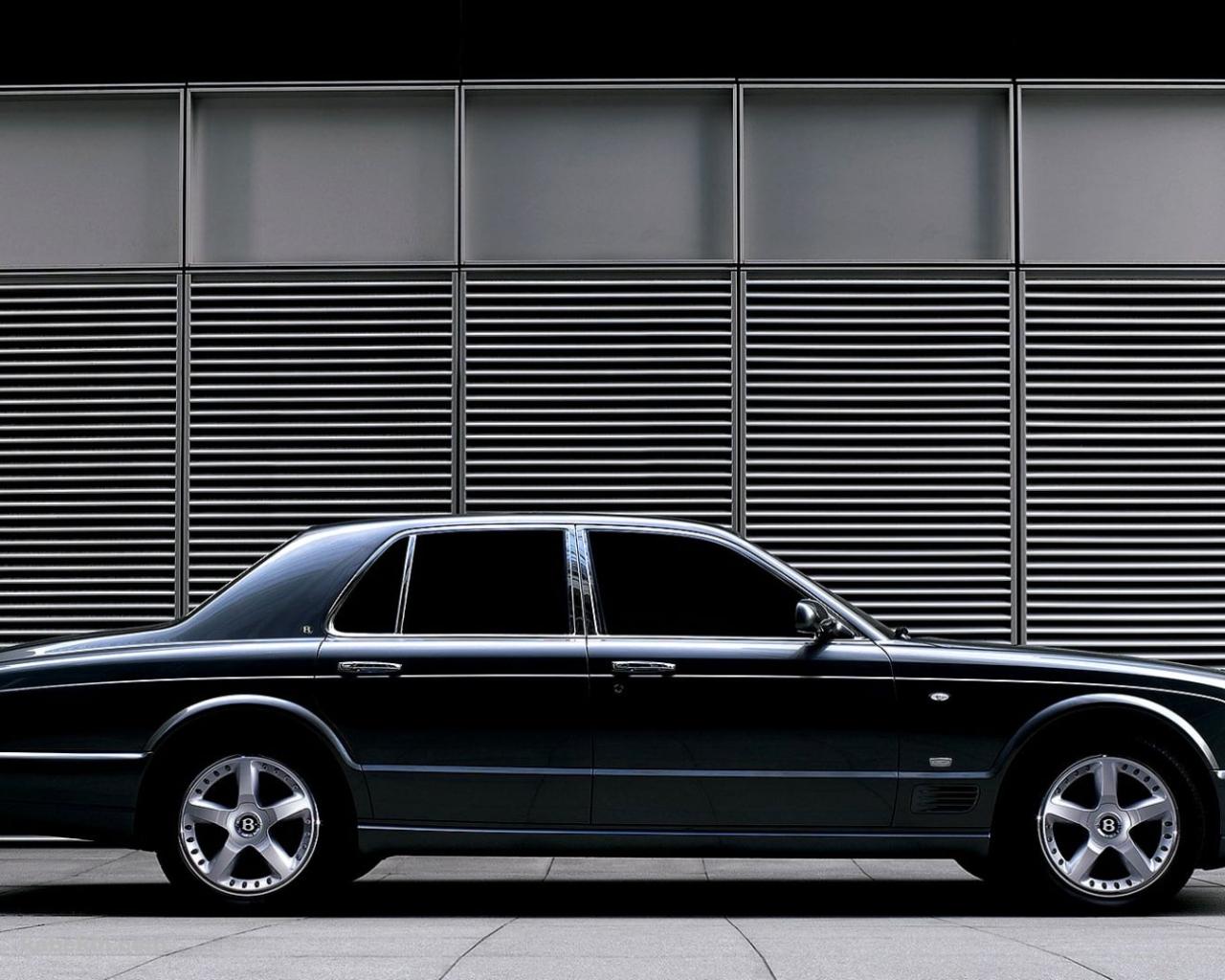 停車する黒いベントレー・アルナージ / 横 / Bentley Arnageの壁紙(1280px x 1024px) 高画質 PC・デスクトップ用