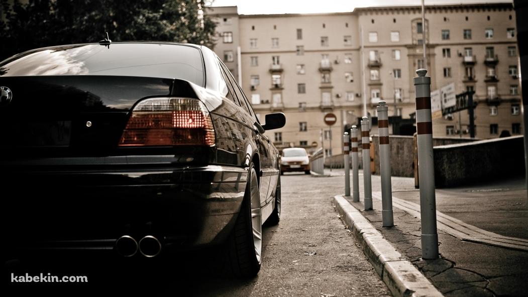 路駐する黒いBMW / 後ろ姿の壁紙(1051px x 591px) 高画質 PC・デスクトップ用