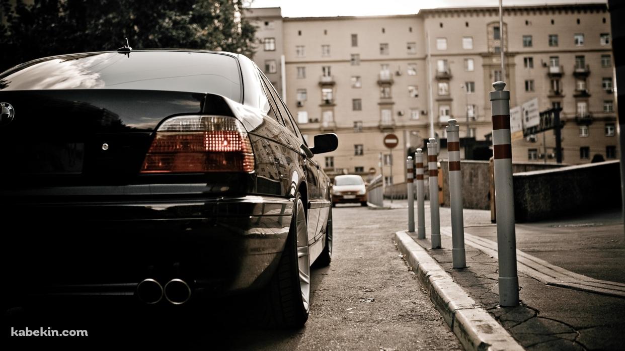 路駐する黒いBMW / 後ろ姿の壁紙(1242px x 698px) 高画質 PC・デスクトップ用