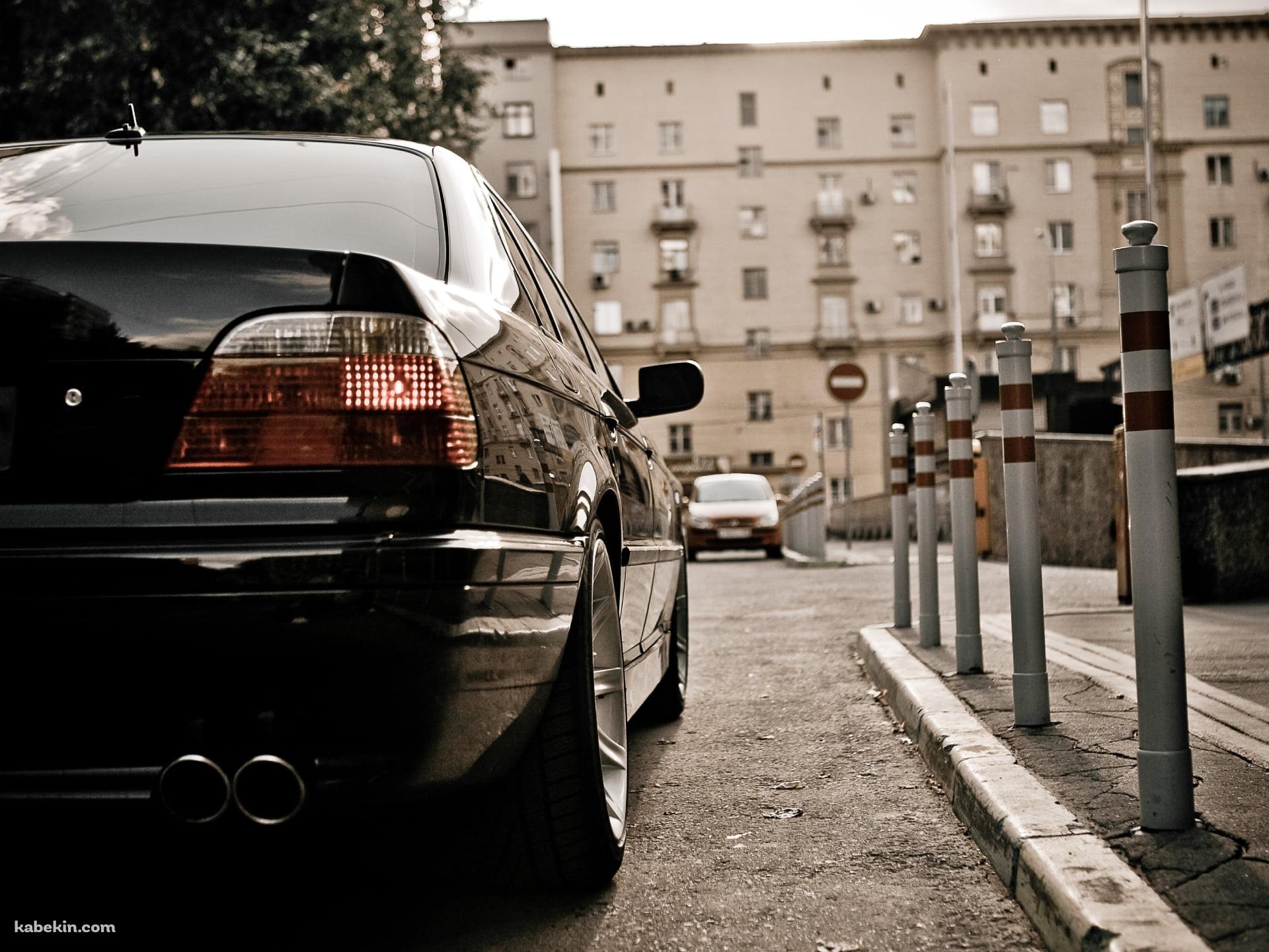 路駐する黒いBMW / 後ろ姿の壁紙(1920px x 1440px) 高画質 PC・デスクトップ用