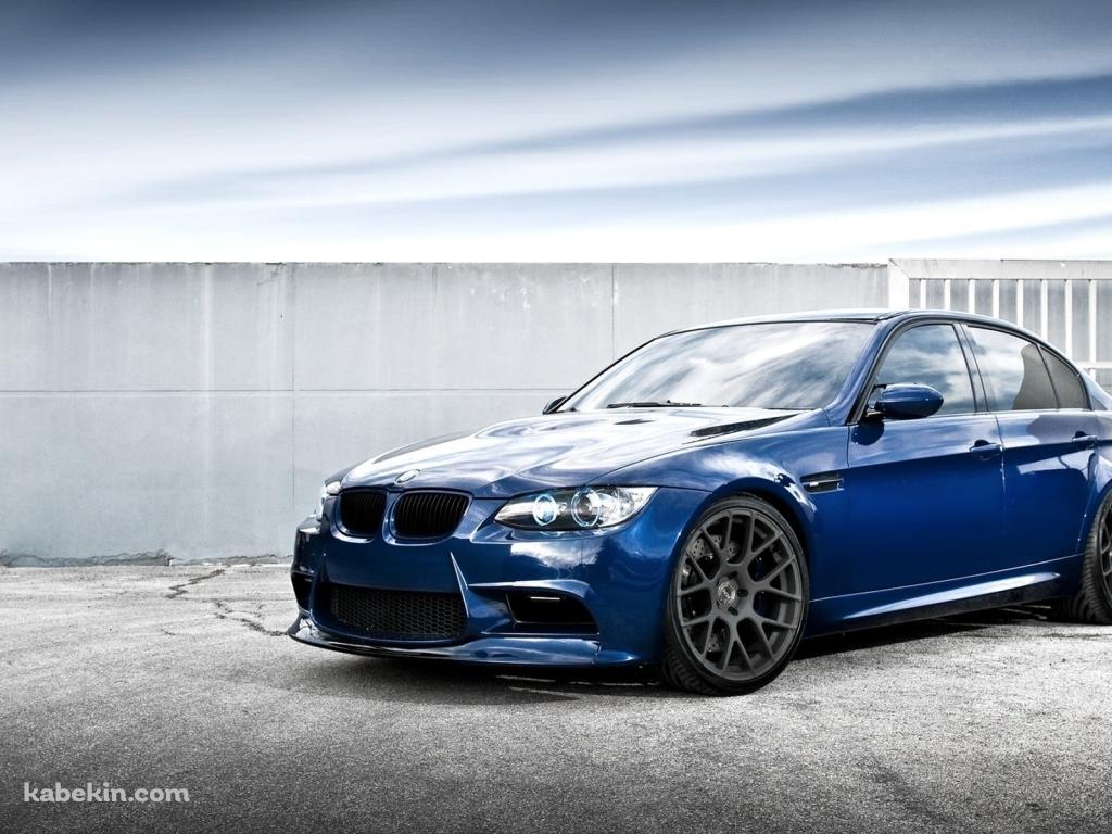 白い塀と青いBMWの壁紙(1024px x 768px) 高画質 PC・デスクトップ用