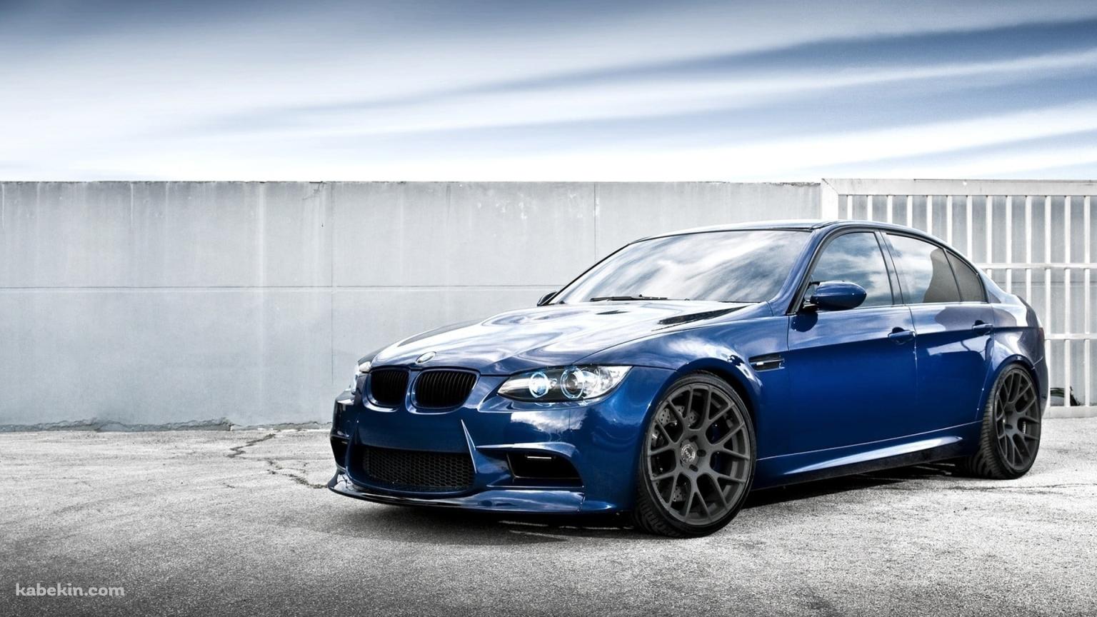 白い塀と青いBMWの壁紙(1536px x 864px) 高画質 PC・デスクトップ用