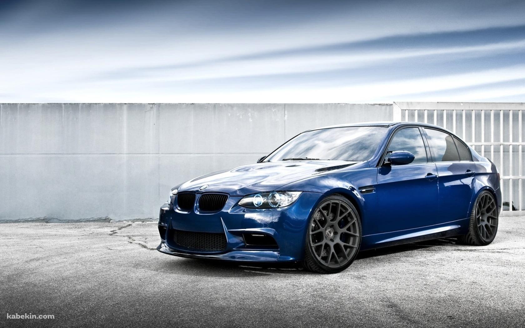 白い塀と青いBMWの壁紙(1680px x 1050px) 高画質 PC・デスクトップ用